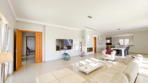 Moradia T4 para Venda em Albufeira e Olhos de Água
