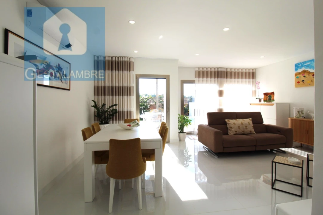 Moradia T4 para Venda em Ferreiras Foto 2