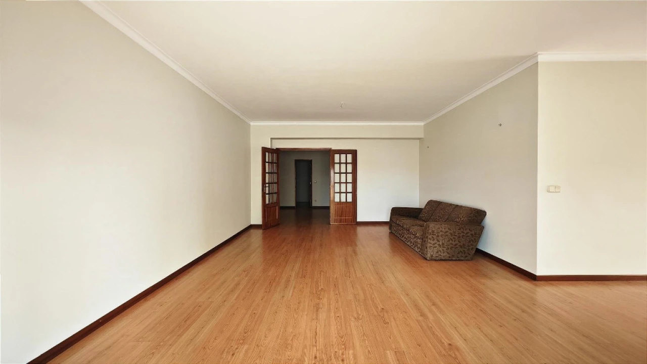 Apartamento T4 para Venda em Santo Antonio dos Olivais Foto 3