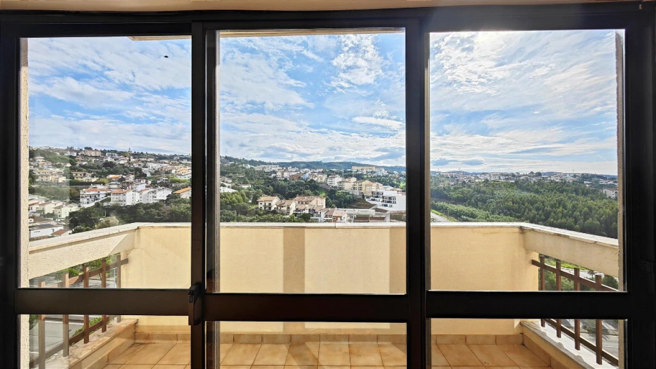 Apartamento T4 para Venda em Santo Antonio dos Olivais Foto 11