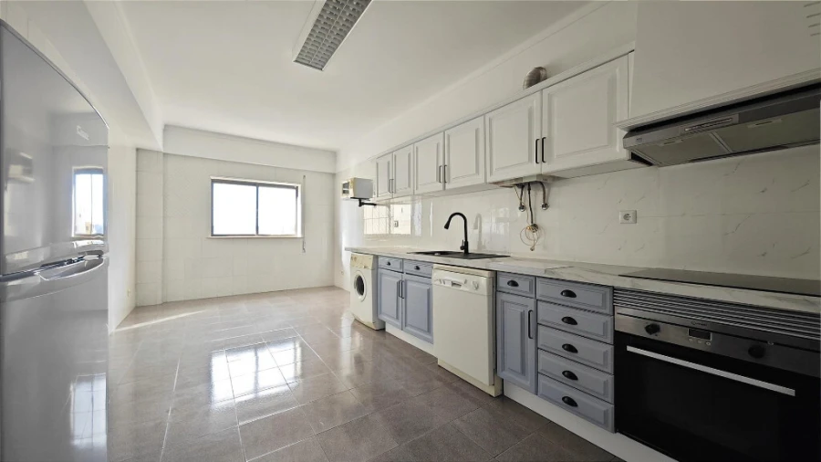 Apartamento T4 para Venda em Santo Antonio dos Olivais Foto 4