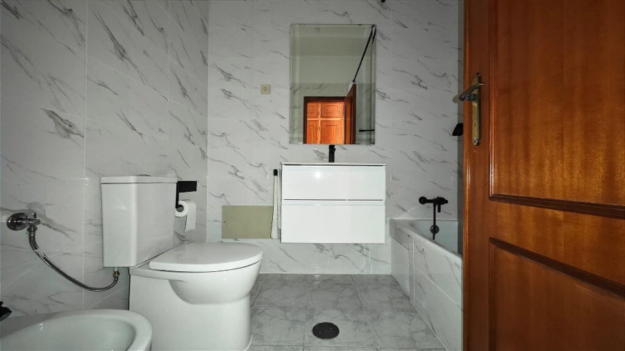 Apartamento T4 para Venda em Santo Antonio dos Olivais Foto 10