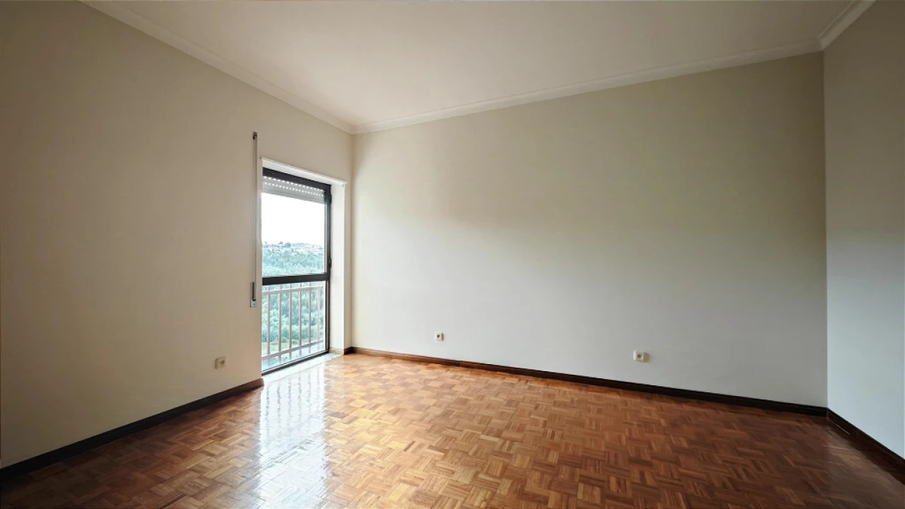 Apartamento T4 para Venda em Santo Antonio dos Olivais Foto 14