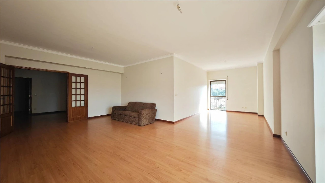 Apartamento T4 para Venda em Santo Antonio dos Olivais Foto 1