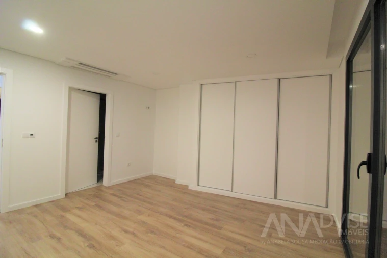 Apartamento T8 para Venda em Viseu Foto 9