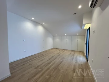 Apartamento T4 para Venda em Repeses e São Salvador