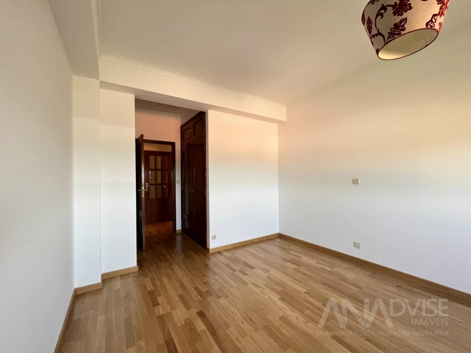 Apartamento T3 para Arrendamento em Mundão Foto 14