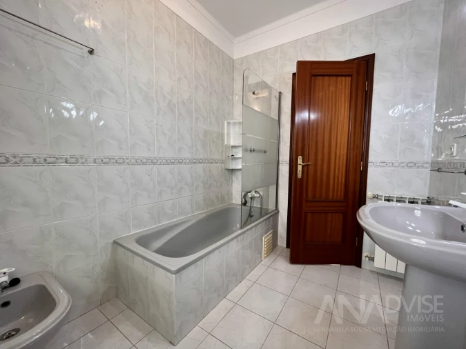 Apartamento T3 para Arrendamento em Mundão Foto 16