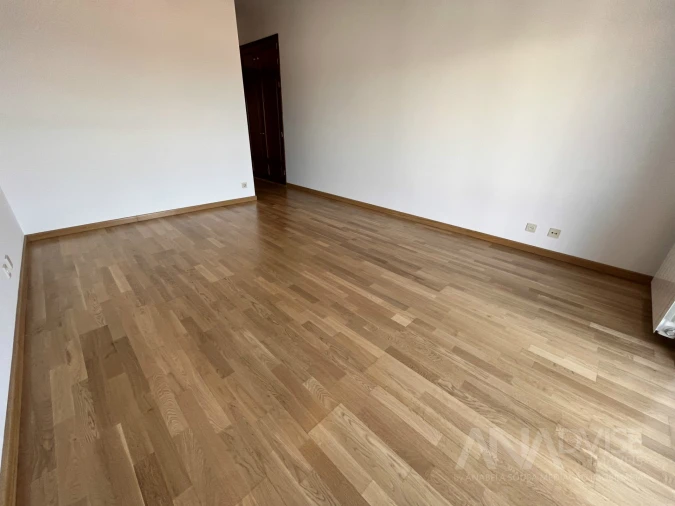 Apartamento T3 para Arrendamento em Mundão Foto 21