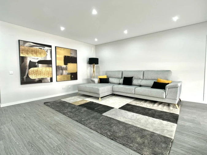 Apartamento T4 para Venda em Quelfes Foto 6