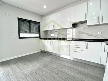 Apartamento T3 para Venda em Quelfes