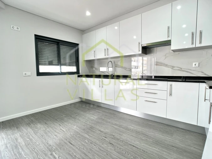 Apartamento T3 para Venda em Quelfes Foto 3