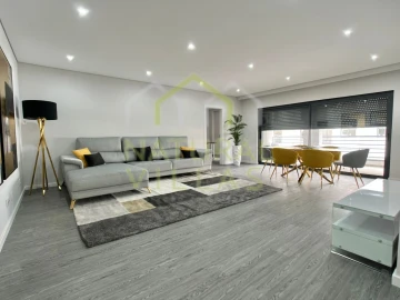 Apartamento T3 para Venda em Quelfes