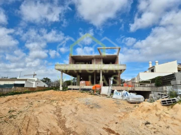 Moradia T4 para Venda em Albufeira e Olhos de Água