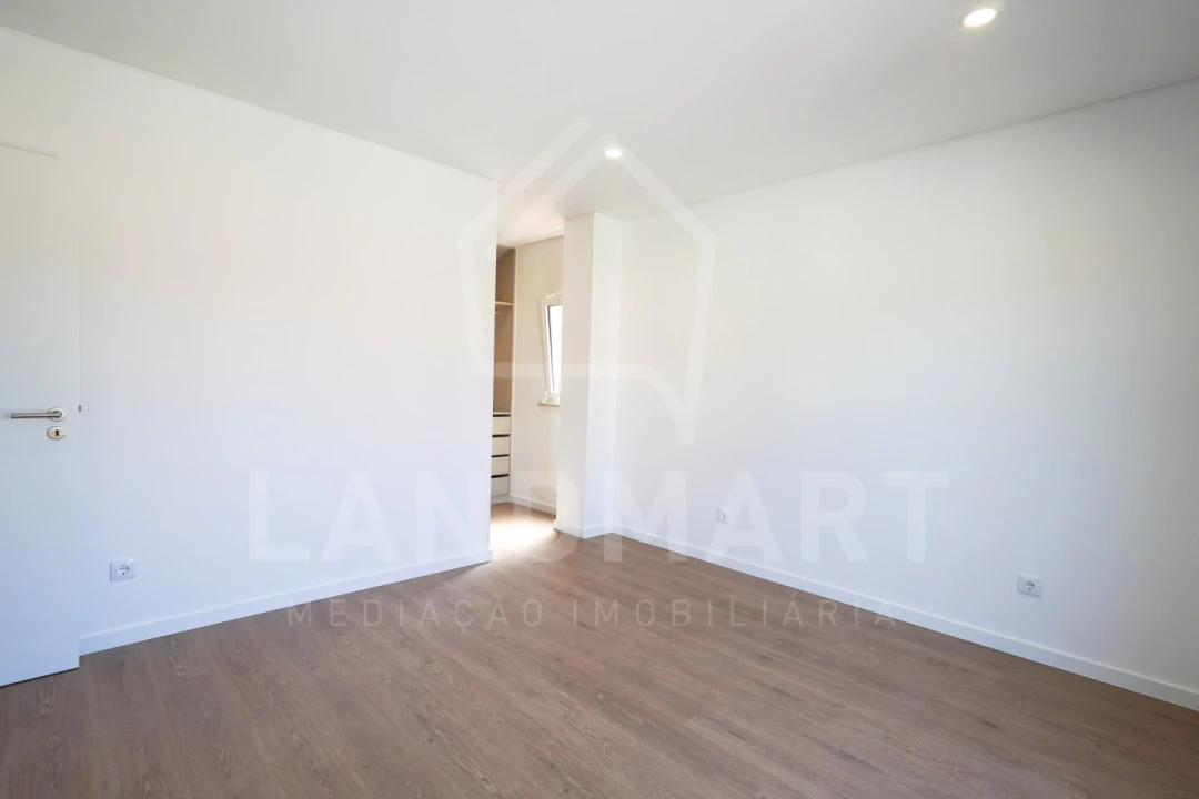 Moradia T4 para Venda em Turquel Foto 6