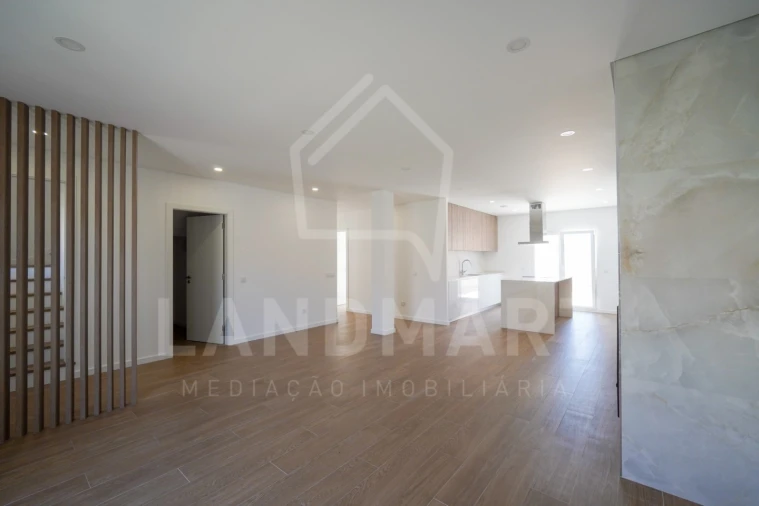 Moradia T4 para Venda em Turquel Foto 5