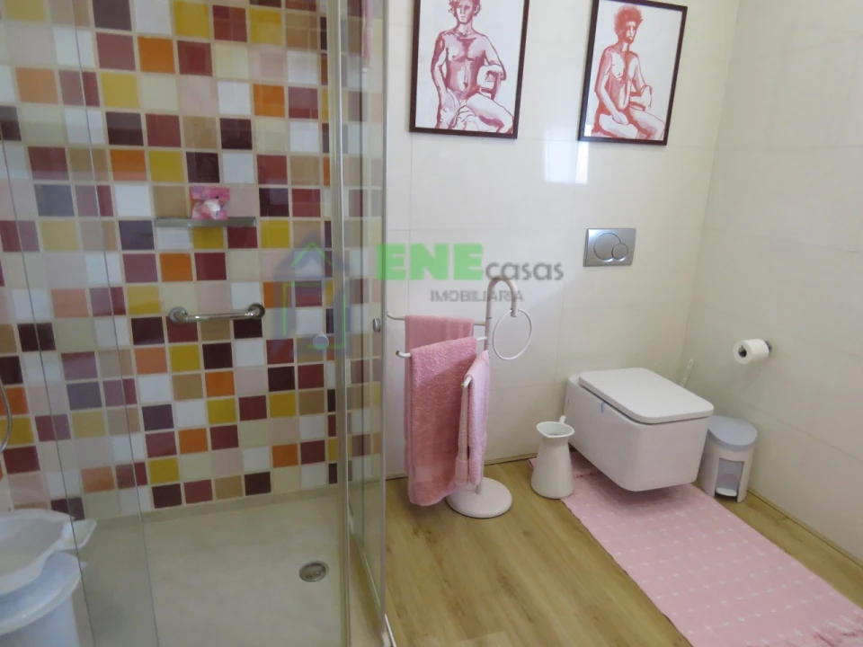 Moradia T5 para Venda em Encarnação Foto 29