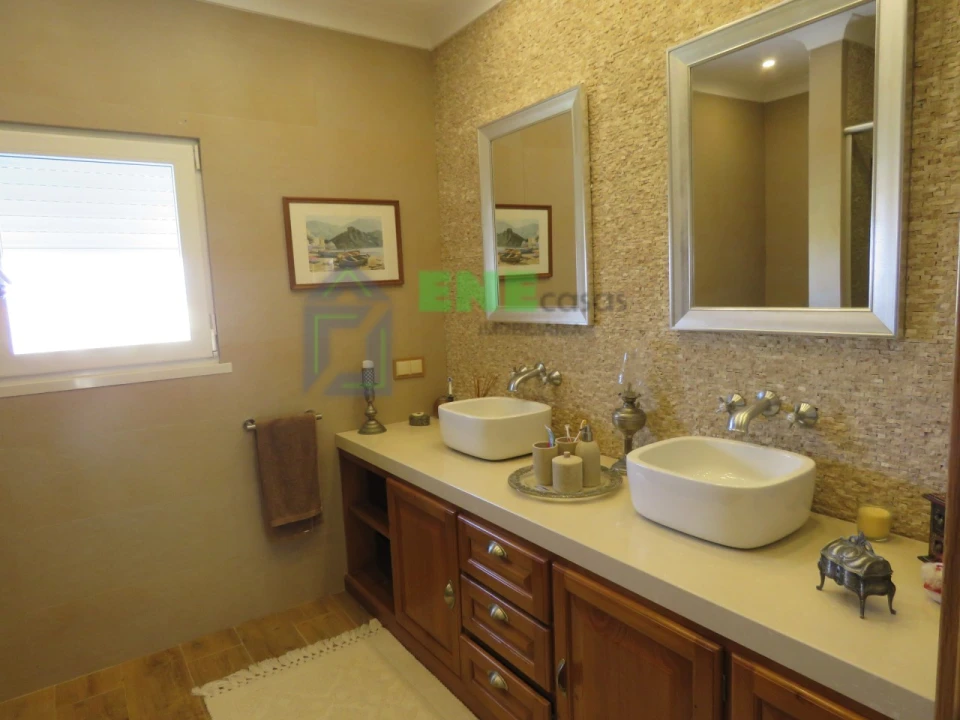 Moradia T5 para Venda em Encarnação Foto 33