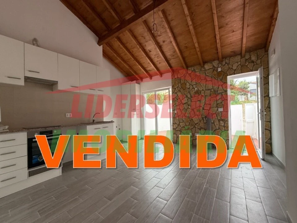 Moradia T2 para Venda em São Pedro da Cadeira Foto 1