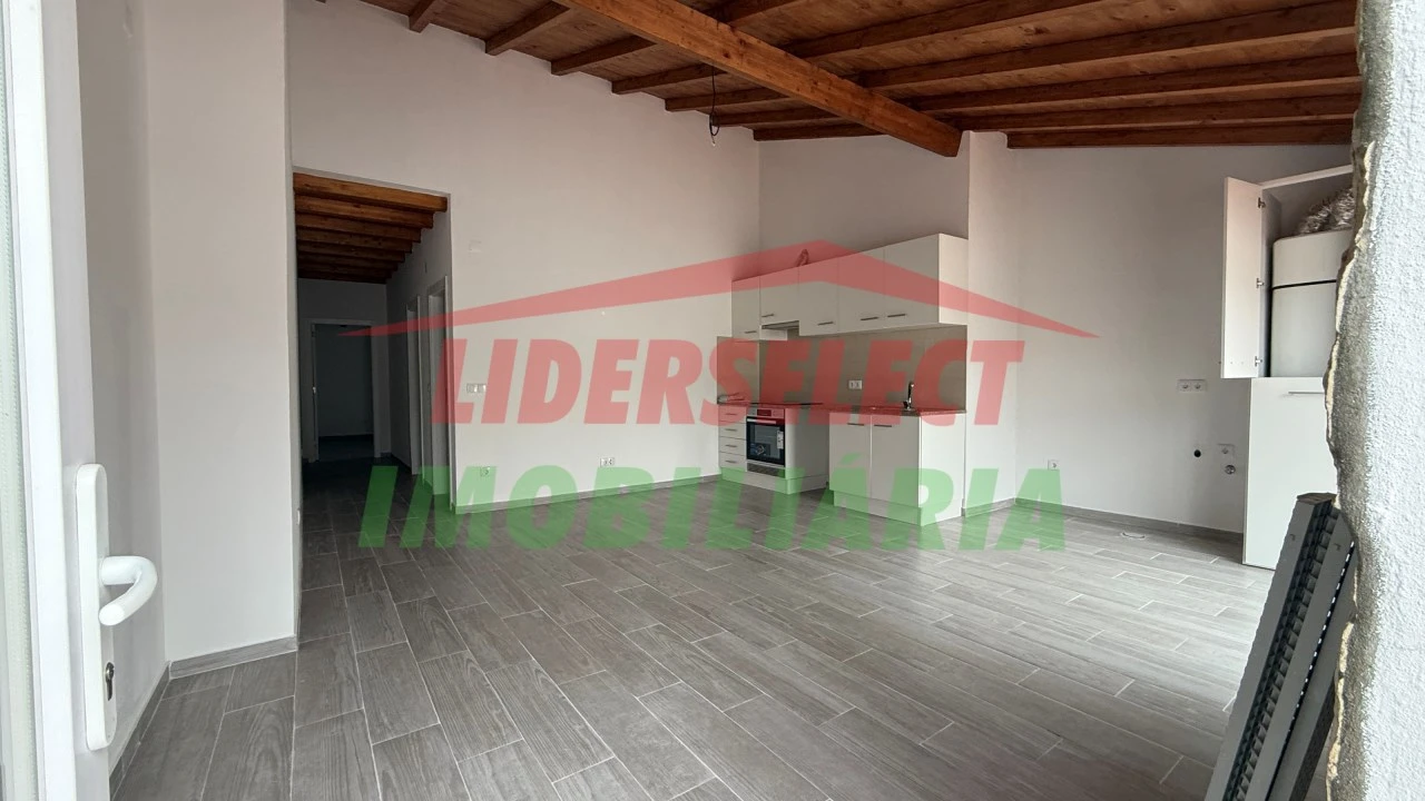 Moradia T2 para Venda em São Pedro da Cadeira Foto 3