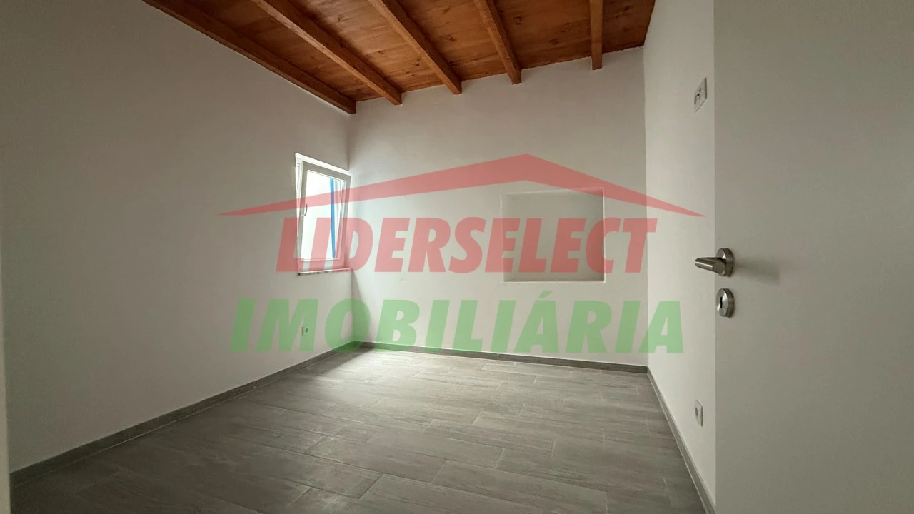 Moradia T2 para Venda em São Pedro da Cadeira Foto 5