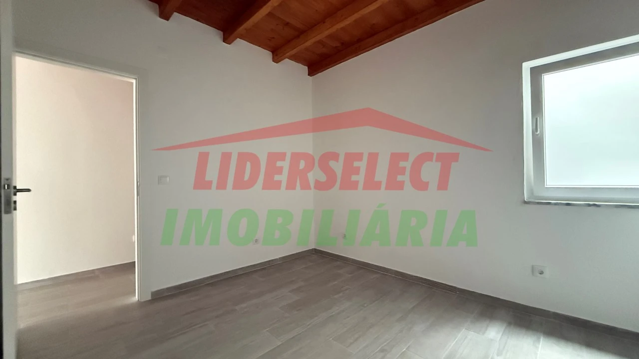 Moradia T2 para Venda em São Pedro da Cadeira Foto 6
