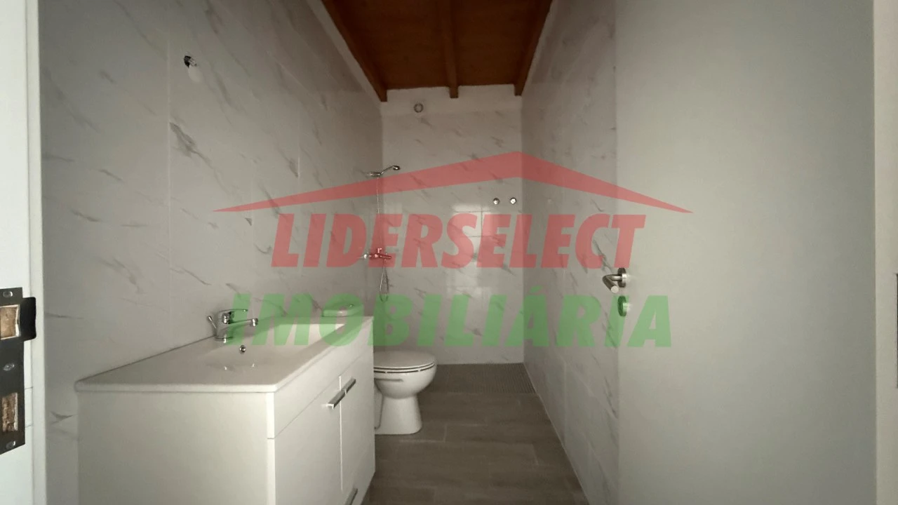 Moradia T2 para Venda em São Pedro da Cadeira Foto 9