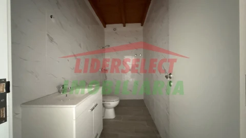 Moradia T2 para Venda em São Pedro da Cadeira