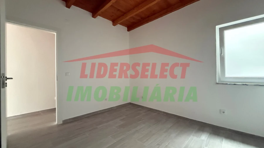 Moradia T2 para Venda em São Pedro da Cadeira Foto 6