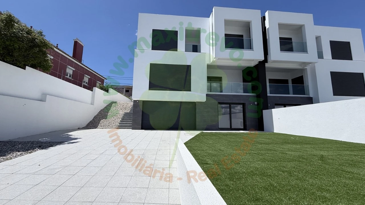 Moradia T4 para Venda em Corroios Foto 1