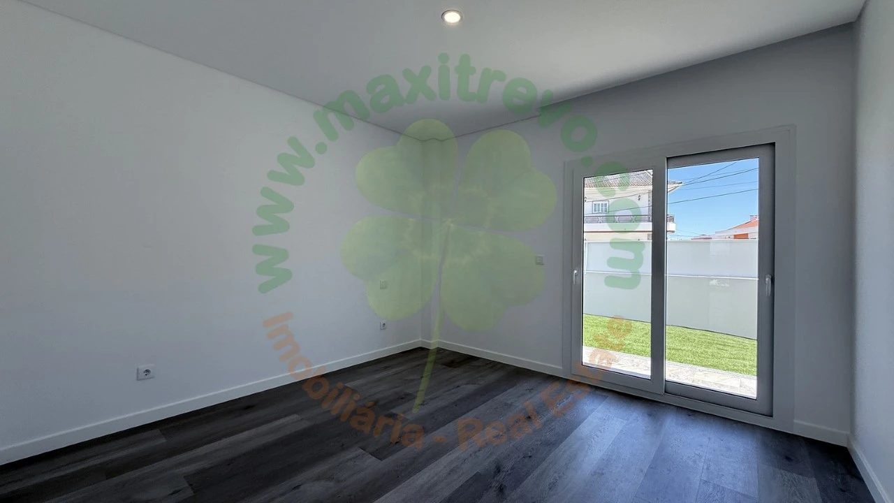 Moradia T4 para Venda em Corroios Foto 14