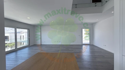 Moradia T4 para Venda em Corroios
