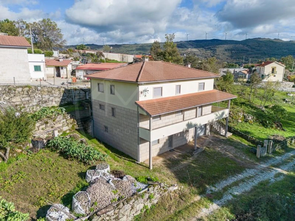 Moradia T5 para Venda em Telões Foto 3