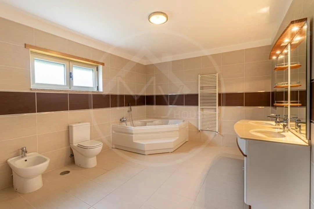 Moradia T5 para Venda em Telões Foto 11