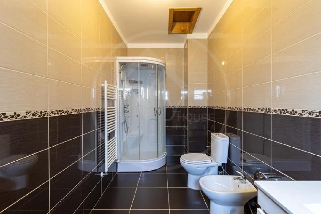 Moradia T5 para Venda em Telões Foto 16