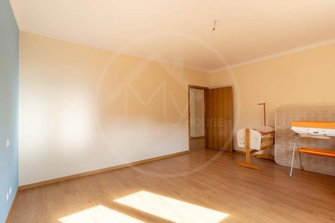 Moradia T5 para Venda em Telões Foto 24