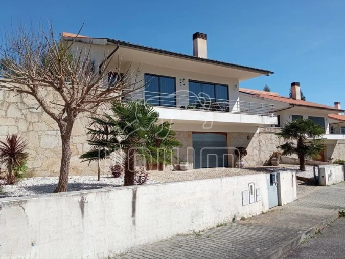 Moradia T3 para Venda em Rebordões (Santa Maria) Foto 1