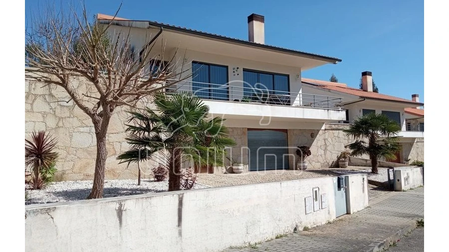 Moradia T3 para Venda em Rebordões (Santa Maria)