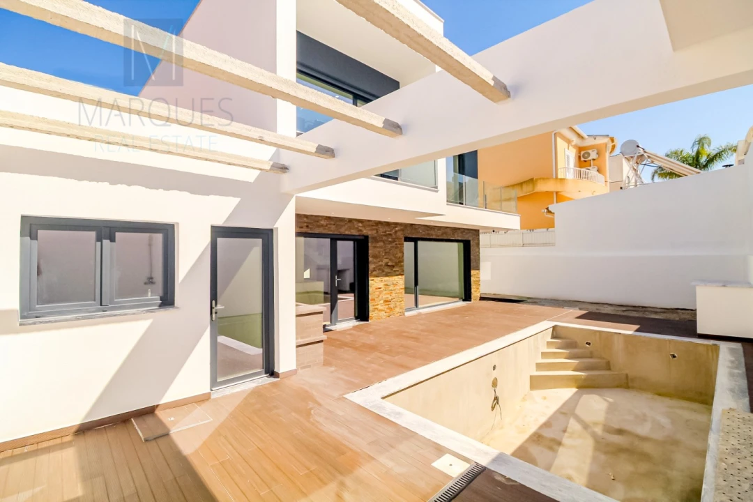 Moradia T4 para Venda em Corroios Foto 3