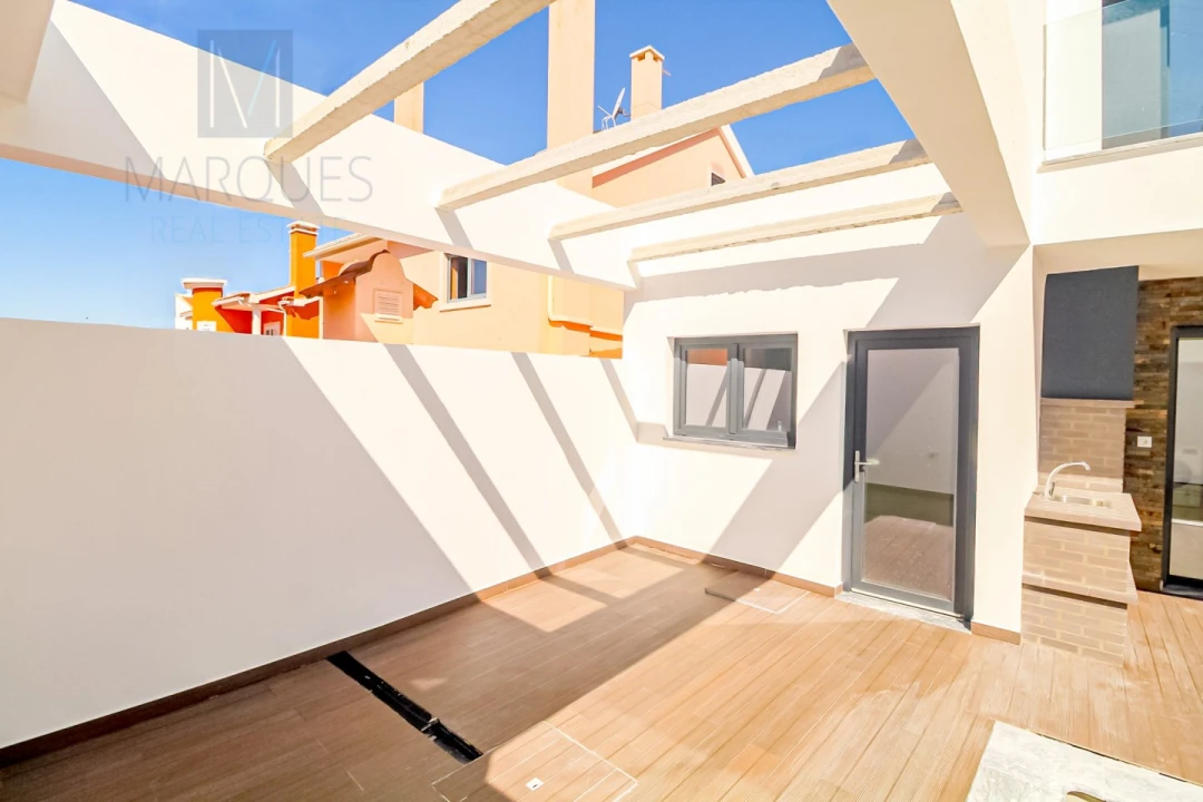 Moradia T4 para Venda em Corroios Foto 4