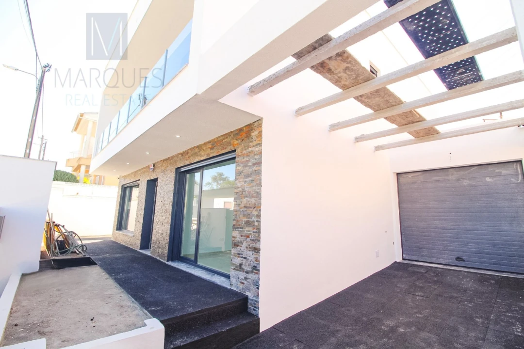 Moradia T4 para Venda em Corroios Foto 6