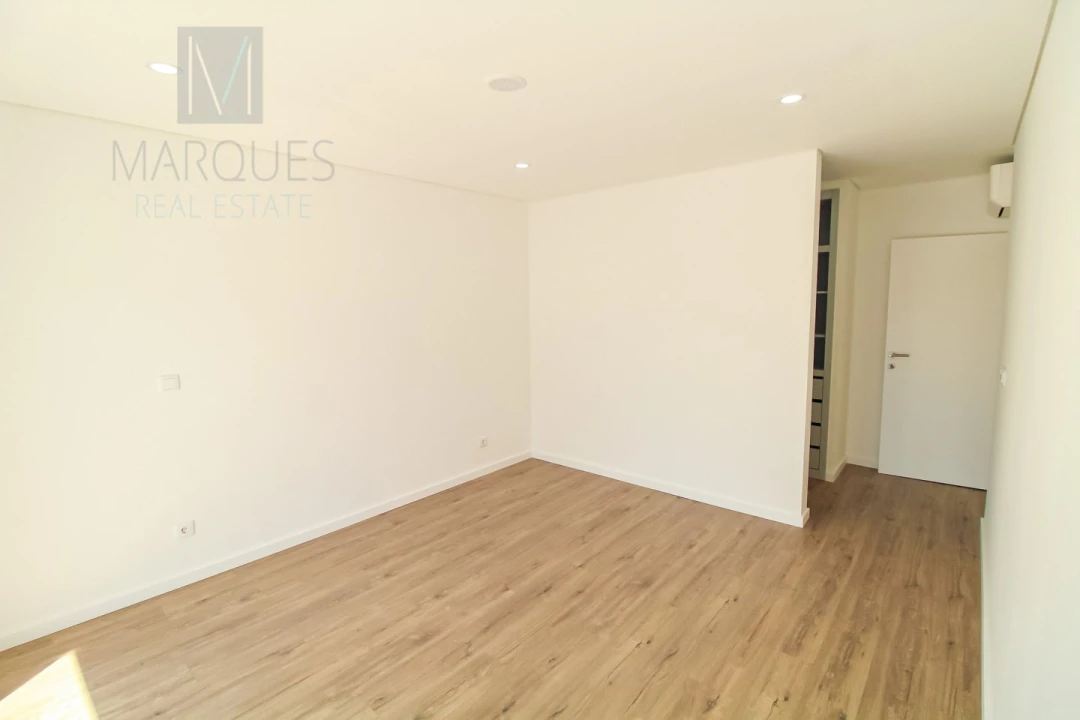 Moradia T4 para Venda em Corroios Foto 29