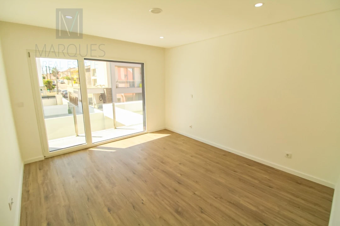 Moradia T4 para Venda em Corroios Foto 31