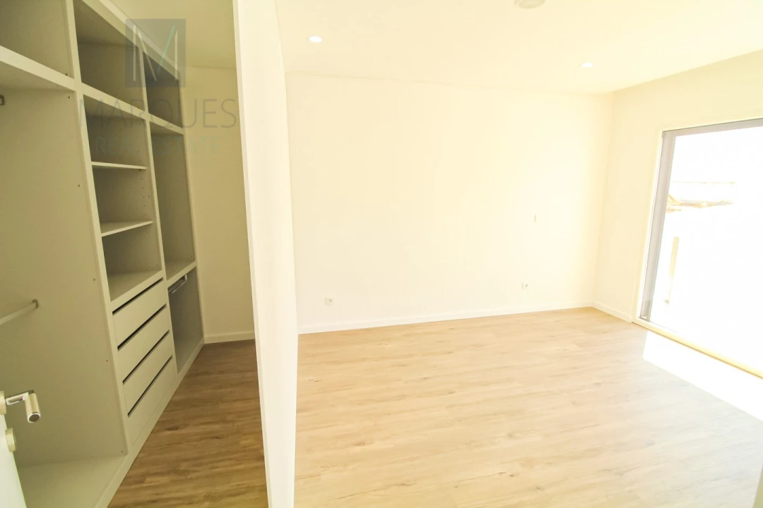 Moradia T4 para Venda em Corroios Foto 34