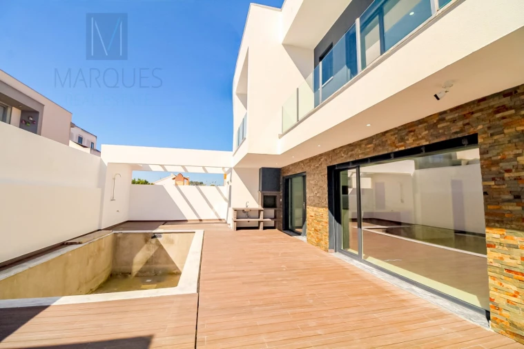 Moradia T4 para Venda em Corroios Foto 2