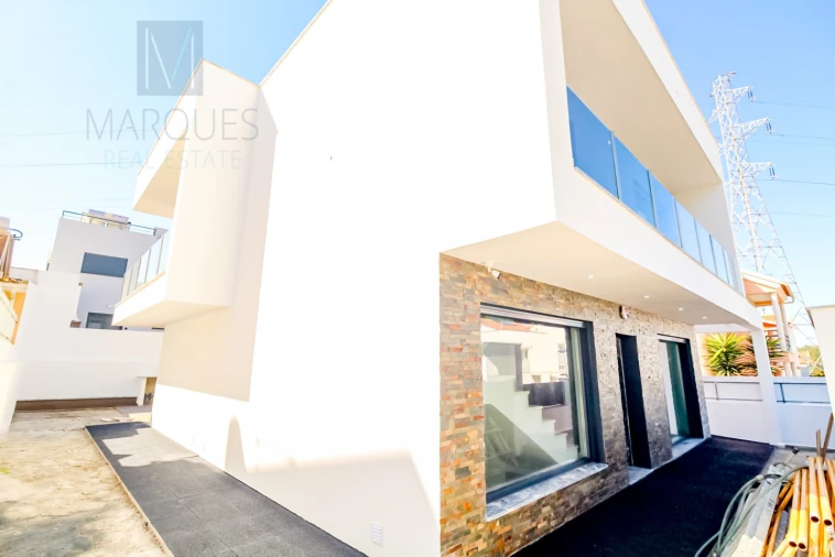 Moradia T4 para Venda em Corroios Foto 5