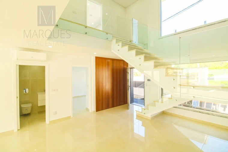 Moradia T4 para Venda em Corroios Foto 8