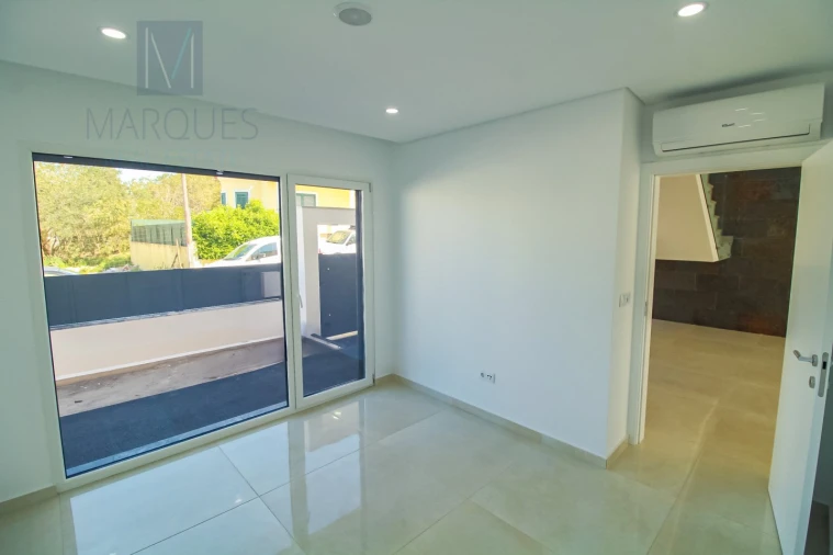 Moradia T4 para Venda em Corroios Foto 10