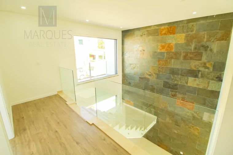 Moradia T4 para Venda em Corroios Foto 17