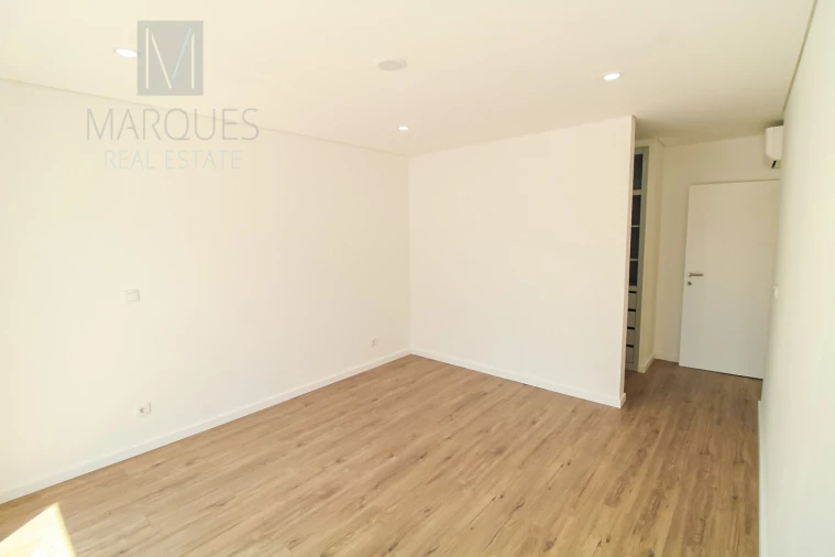 Moradia T4 para Venda em Corroios Foto 29